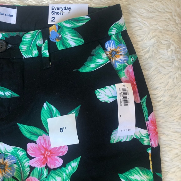 Women’s Old Navy Hawaiian Shorts NEW 🌺 - Picture 2 of 4